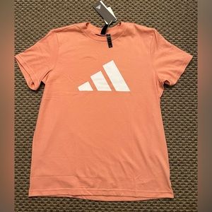 *NWT* WOMEN’S ADIDAS FUTURE ICONS LOGO GRAPHIC TEE SIZE MEDIUM